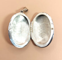 Φόρτωση εικόνας στο εργαλείο προβολής Συλλογής, ΑΣΗΜΕΝΙΟ 925⁰ ΜΕΝΤΑΓΙΟΝ ΕΓΚΟΛΠΙΟ ΦΩΤΟΓΡΑΦΙΩΝ ΜΕΓΑΛΟ ΟΒΑΛ ΜΕ ΣΚΑΛΙΣΜΑΤΑ ΧΕΙΡΟΣ