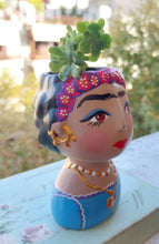 Load image into Gallery viewer, ΚΕΡΑΜΙΚΟ ΚΑΣΠΩ "FRIDA KAHLO-CORAZON" ΜΠΛΕ ΧΡΩΜΑ- ΖΩΓΡΑΦΙΣΜΕΝΟ ΣΤΟ ΧΕΡΙ + ΠΑΧΥΦΥΤΟ