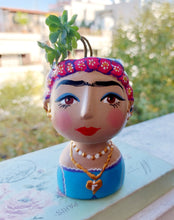 Load image into Gallery viewer, ΚΕΡΑΜΙΚΟ ΚΑΣΠΩ "FRIDA KAHLO-CORAZON" ΜΠΛΕ ΧΡΩΜΑ- ΖΩΓΡΑΦΙΣΜΕΝΟ ΣΤΟ ΧΕΡΙ + ΠΑΧΥΦΥΤΟ
