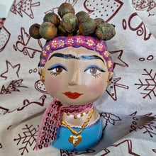 Load image into Gallery viewer, ΚΕΡΑΜΙΚΟ ΚΑΣΠΩ "FRIDA KAHLO-CORAZON" ΜΠΛΕ ΧΡΩΜΑ- ΖΩΓΡΑΦΙΣΜΕΝΟ ΣΤΟ ΧΕΡΙ + ΠΑΧΥΦΥΤΟ