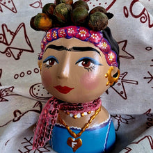 Load image into Gallery viewer, ΚΕΡΑΜΙΚΟ ΚΑΣΠΩ "FRIDA KAHLO-CORAZON" ΜΠΛΕ ΧΡΩΜΑ- ΖΩΓΡΑΦΙΣΜΕΝΟ ΣΤΟ ΧΕΡΙ + ΠΑΧΥΦΥΤΟ
