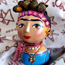 Load image into Gallery viewer, ΚΕΡΑΜΙΚΟ ΚΑΣΠΩ "FRIDA KAHLO-CORAZON" ΜΠΛΕ ΧΡΩΜΑ- ΖΩΓΡΑΦΙΣΜΕΝΟ ΣΤΟ ΧΕΡΙ + ΠΑΧΥΦΥΤΟ