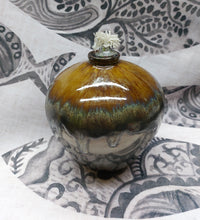 Φόρτωση εικόνας στο εργαλείο προβολής Συλλογής, ΚΕΡΑΜΙΚΗ ΧΕΙΡΟΠΟΙΗΤΗ ΛΑΜΠΑ ΛΑΔΙΟΥ ΜΕ ΥΑΛΩΜΑ ΜΠΕΖ-ΓΚΡΙ ΜΕΤΑΛΛΙΚΟΥΣ ΙΡΙΔΙΣΜΟΥΣ