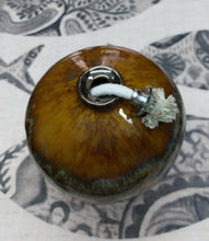 Φόρτωση εικόνας στο εργαλείο προβολής Συλλογής, ΚΕΡΑΜΙΚΗ ΧΕΙΡΟΠΟΙΗΤΗ ΛΑΜΠΑ ΛΑΔΙΟΥ ΜΕ ΥΑΛΩΜΑ ΜΠΕΖ-ΓΚΡΙ ΜΕΤΑΛΛΙΚΟΥΣ ΙΡΙΔΙΣΜΟΥΣ