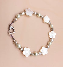 Load image into Gallery viewer, BRIDAL BRACELET WITH FRANGIPANI FLOWERS OF MOTHER OF PEARL AND LITTLE PEARLS
