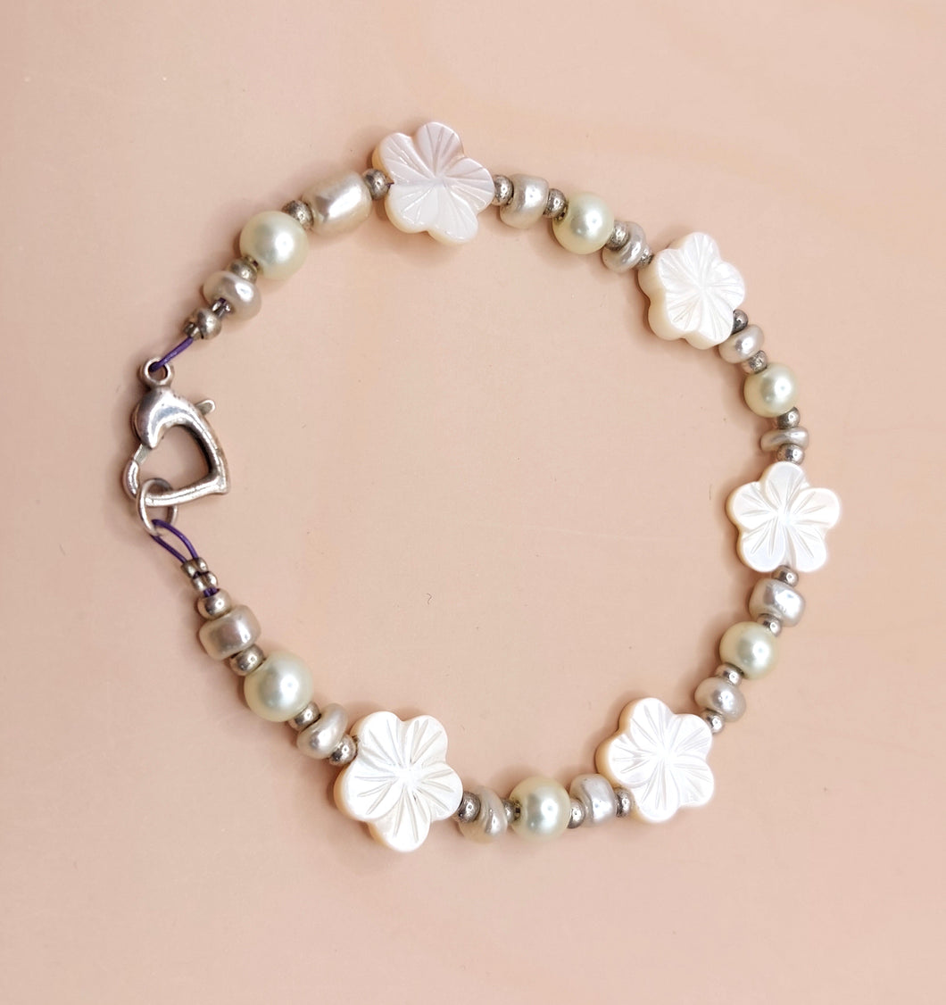 BRIDAL BRACELET WITH FRANGIPANI FLOWERS OF MOTHER OF PEARL AND LITTLE PEARLS
