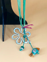 Load image into Gallery viewer, &quot;DAISY&quot; SILVER-PLATED MEDALLION HANGING FROM DOUBLE SILC CORD IN GREEN WITH A PORCELAIN FISH IN ORANGE-GREEN-GOLD
