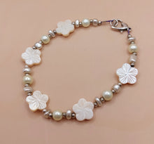 Load image into Gallery viewer, BRIDAL BRACELET WITH FRANGIPANI FLOWERS OF MOTHER OF PEARL AND LITTLE PEARLS
