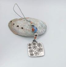 Load image into Gallery viewer, GOOD LUCK CHARM/TALISMAN METAL ZINC DAISIES
